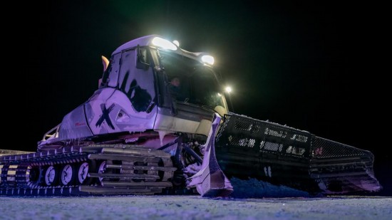 吉林市松花湖滑雪度假區(qū)內(nèi)，壓雪車正在平整雪道。新華社記者 唐成卓 攝