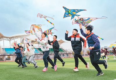 3月18日，江蘇省海安市南屏小學(xué)的孩子們在操場上放風(fēng)箏，感受春天的氣息。翟慧勇攝（人民視覺）