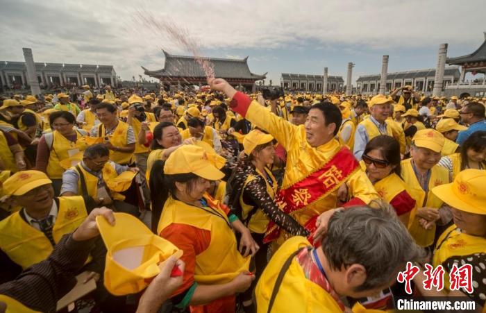 每年的世界客屬石壁祖地祭祖大典吸引著眾多海內(nèi)外客屬前來(lái)參加。　三明市委宣傳部供圖